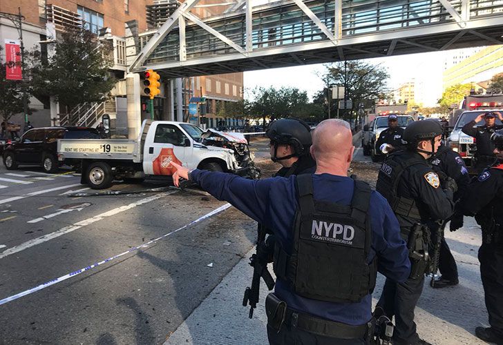 Se reporta una balacera en Manhattan, Nueva York, con saldo preliminar de 4 heridos. Autoridades investigan el hecho.