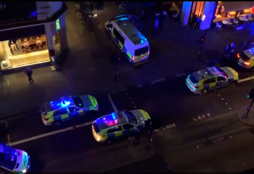 Un taxi embistió a un grupo de personas en Londres.