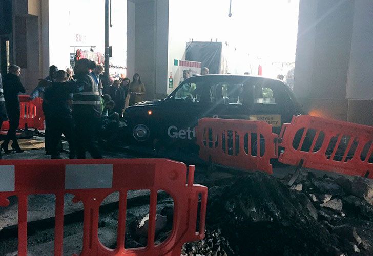 Un taxi embistió a un grupo de personas en Londres.