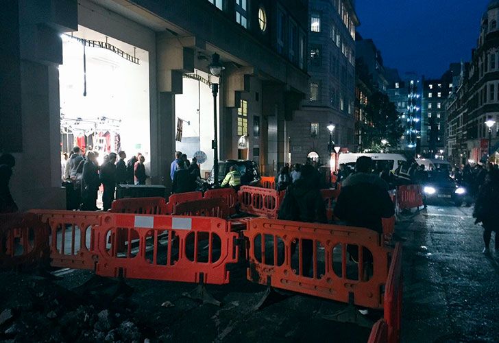 Un taxi embistió a un grupo de personas en Londres.