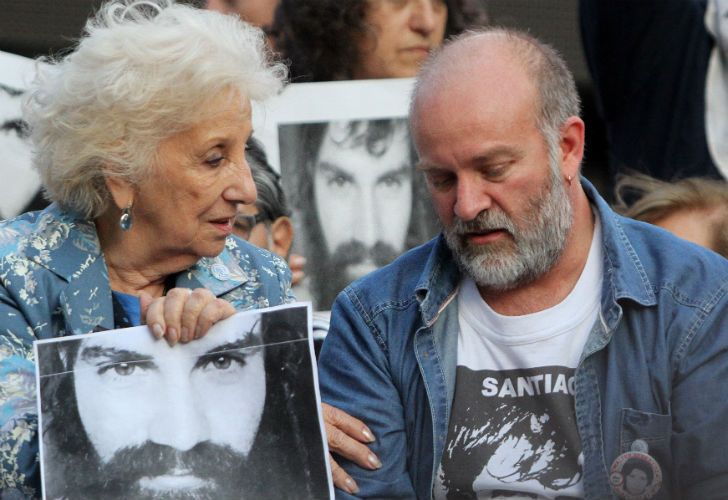 Sergio Maldonado junto a Estela de Carlotto, antes de hablar en la marcha por su hermano.