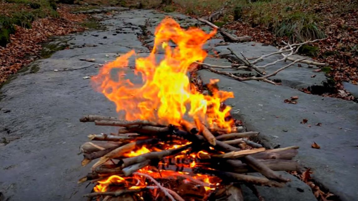 Weekend | En video: Cómo hacer una fogata de campamento