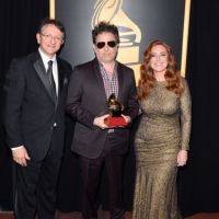 andres-calamaro-junto-a-gabriel-abaroa-ceo-de-la-academia-latin-grammy