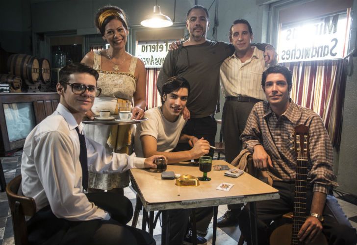 Adrian Caetano con el elenco de Sandro en un alto de la filmación