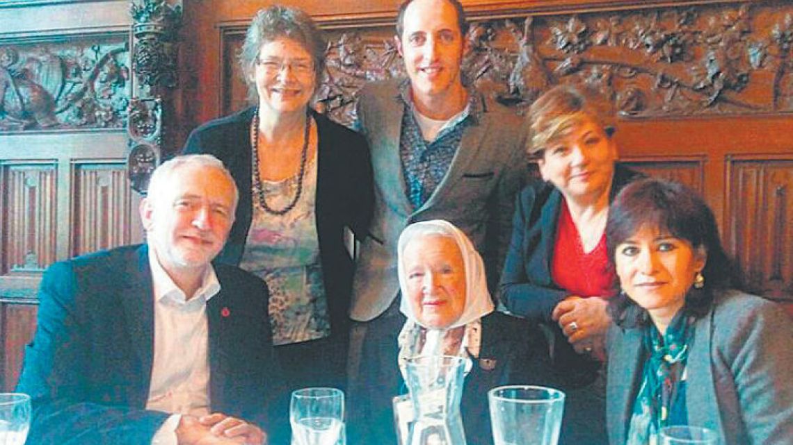 Mothers of the Plaza de Mayo-Founding Line member Nora Cortiñas (bottom, centre) met with Jeremy Corbyn (bottom, left) during her visit to London this week, lunching with the Labour Party leader at the Houses of Parliament.