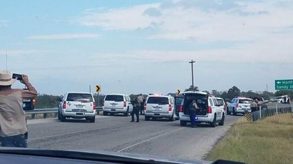 Autos de policía en Sutherland Springs, Texas