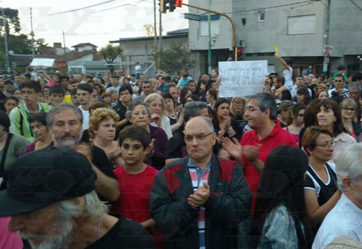 Vecinos marchan en reclamo de justicia por el crimen de Abril Bogado.