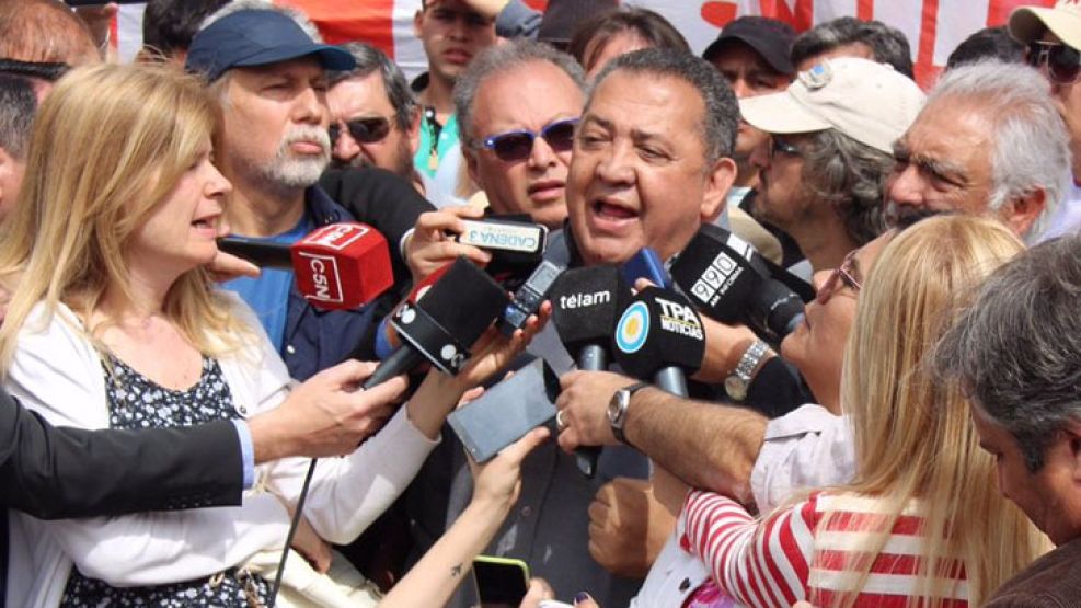 Luis D'Elía, rodeado de periodistas, a la salida de Comodoro Py