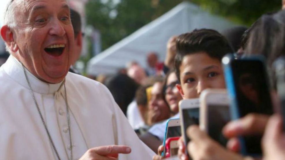 El Papa Francisco mostró su disgusto por los celulares.