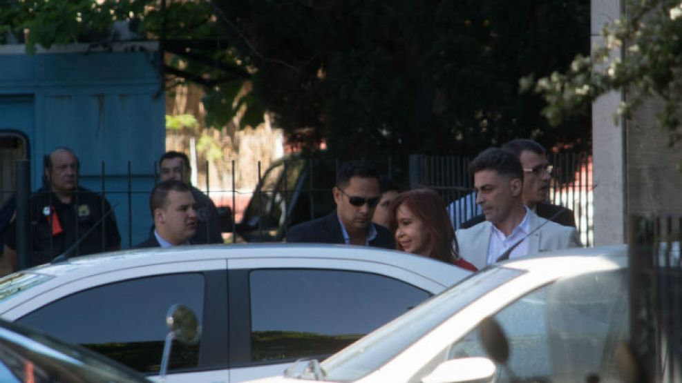 Cristina Fernández de Kirchner sale de los Tribunales de Comodoro Py 