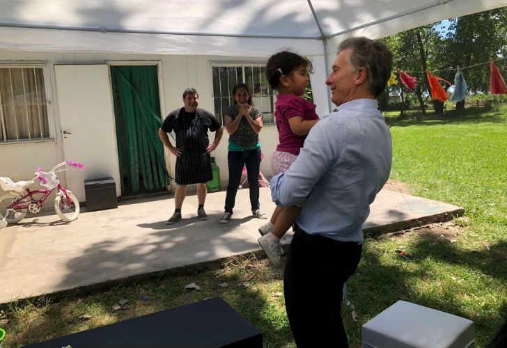 El presidente Mauricio Macri visitó a un matrimonio que pidió conocerlo por redes sociales. El padre de familia, Julio, puso en marcha un negocio de elaboración de pizzas caseras, luego que en 2015 quedó desempleado como operario de una empresa metalúrgica que se dedicaba a fabricar instrumentos de medición para caños.