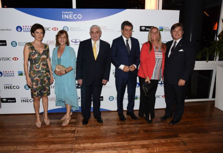 Josefina Manes, Adelmo Gabbi, presidente de la Bolsa de Comercio de Buenos Aires, y su esposa; Facundo Manes y Daniel Pelegrina, presidente de la SRA, junto a su mujer