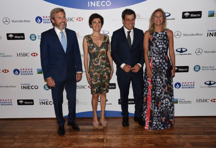 El ministro Rogelio Frigerio con su esposa son recibidos por los Manes. 