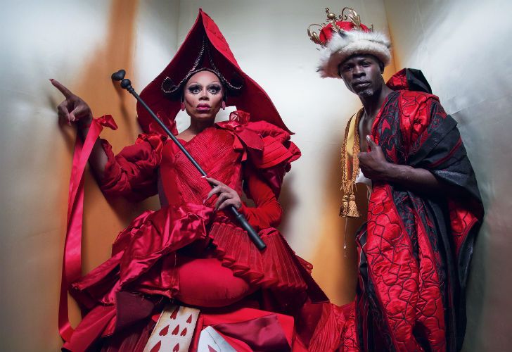 Pirelli presentó su calendario 2018 a cargo del fotógrafo inglés Tim Walker. El profesional se inspiró en los personajes de Alicia en el País de las Maravillas.