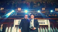 Roberto Guareschi entrega a Jorge Fontevecchia el premio a la Dirección Periodística