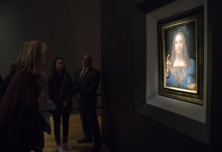 El público se acerca a la obra para admirar los trazos y texturas del gran Da Vinci.