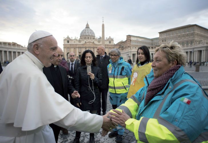 El Papa Francisco fue al ambulatorio solidario en la plaza Pío XII.