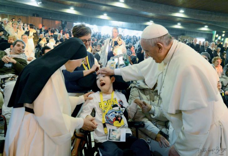 El Papa Francisco fue al ambulatorio solidario en la plaza Pío XII.