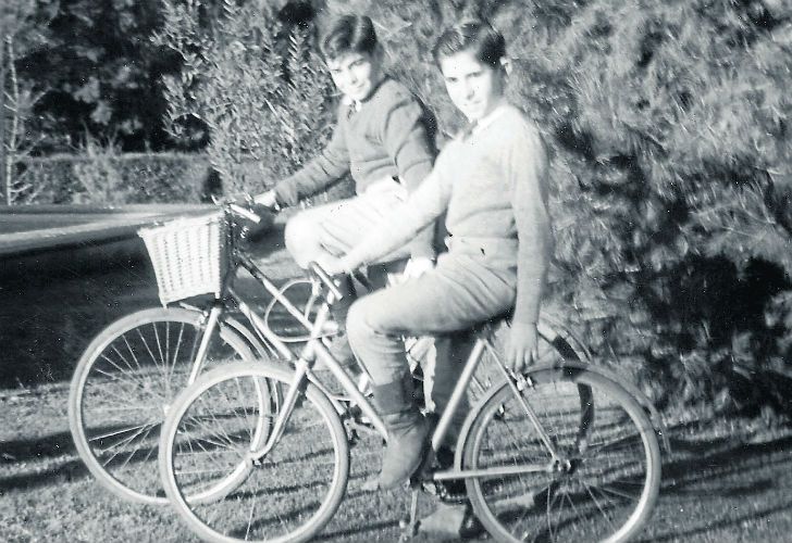 A TRAVES DE LOS AÑOS. Pepe y Roberto, juntos a lo largo de la vida: en 1956.