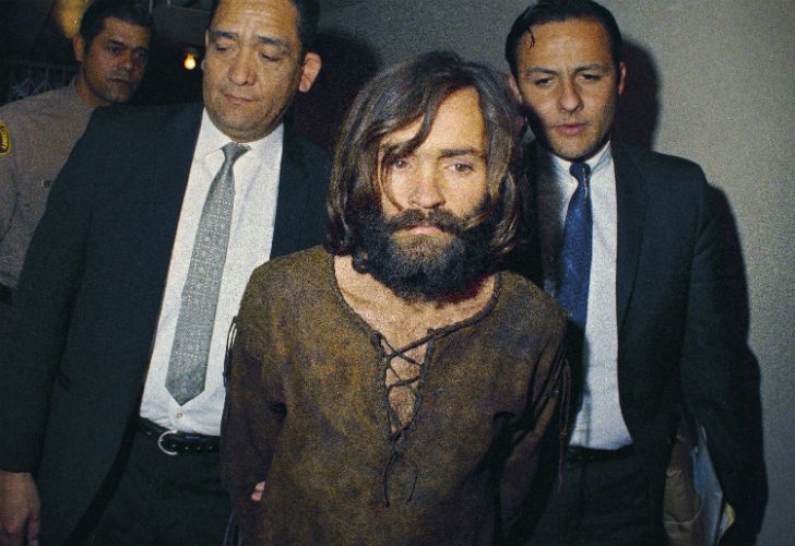  En esta foto de archivo de 1969, Charles Manson es acompañado a su instrucción de cargos por el asesinato de Sharon Tate.