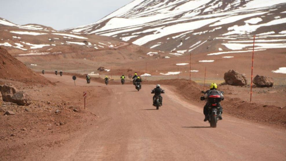 La caravana de motos llegó al corazón de un yacimiento a 4.500 metros de altura.