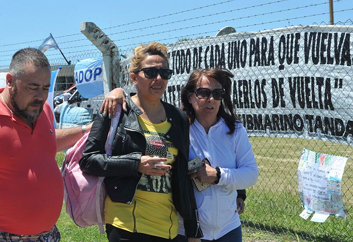 Familiares de los submarinistas recibieron con dolor la confirmación de que hubo una explosión en la zona por la que transitaba el submarino ARA San Juan