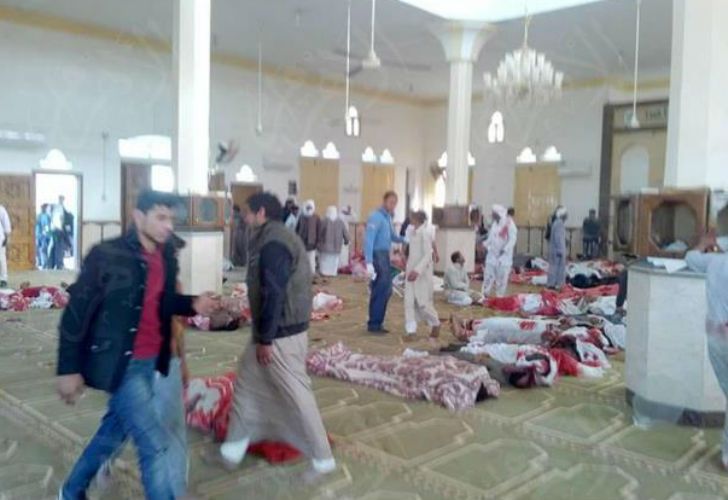 Ataque terrorista en una mezquita en Egipto dejó más de 150 muertos.