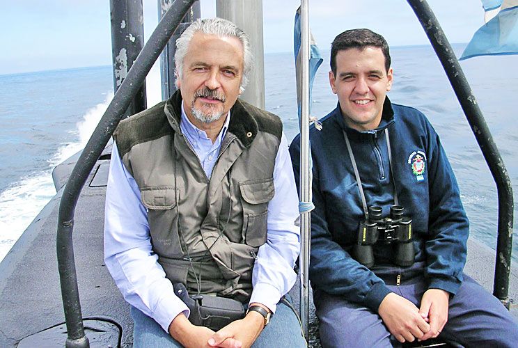 Una misma pasión. Jorge y Jorge Ignacio Bergallo en una foto tomada en el submarino ARA San Juan.