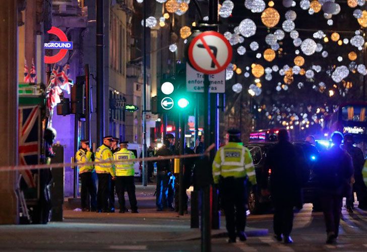 Policía de Londres investiga un incidente en dos estaciones del metro.