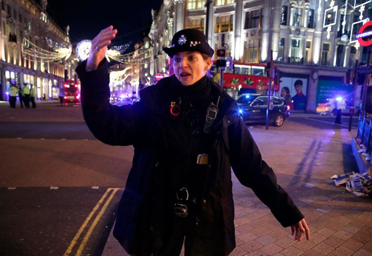 Policía de Londres investiga un incidente en dos estaciones del metro.