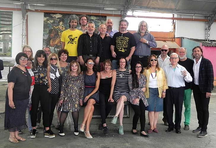 El grupo de artistas que invitan a recorrer los talleres del edificio Central Park de Barracas.