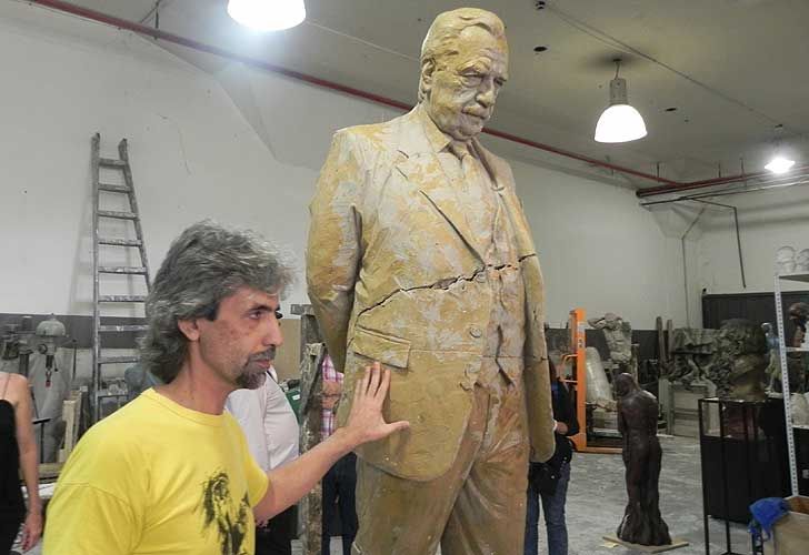 El escultor Carlos Benavídez junto al molde original de una escultura de Raúl Alfonsín.