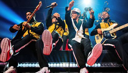 En acción. Mars con sus músicos en escena: interpreta temas propios y baila a la par de The Hooligans, sus famosos bailarines.