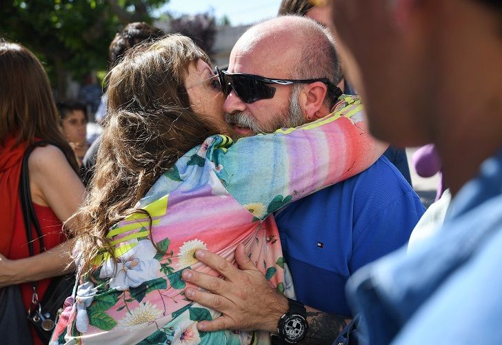 El último adiós de la familia al joven artesano. 