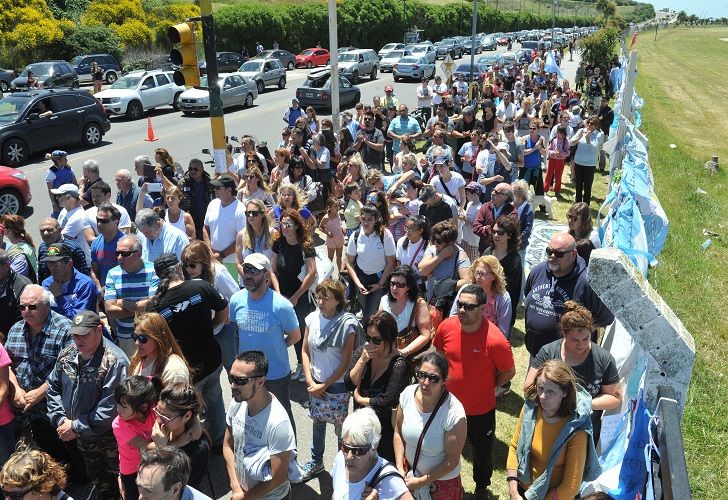 Miles de personas marcharon hasta la Base Naval de Mar del Plata. 