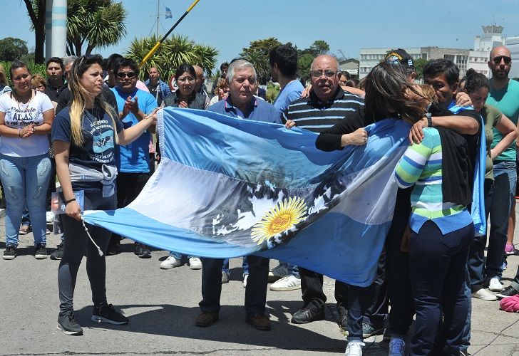 Los autoconvocados se presentaron con pancartas y banderas. 