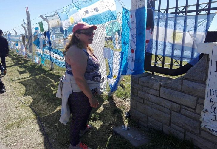 Los manifestantes colgaron banderas con consignas y leyendas. 