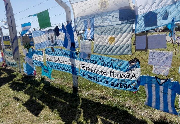 Las banderas de argentina quedaron colgadas en la base naval. 