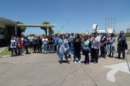 Las personas comenzaron a acercarse al mediodía del sábado. 