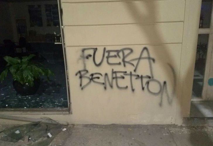 Los manifestantes pintaron leyendas contra Benneton.