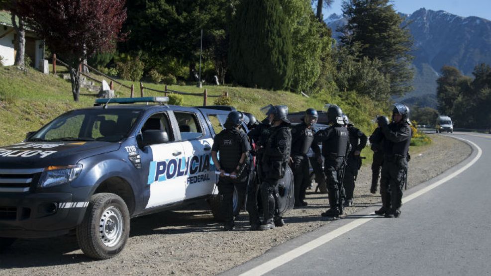Fuerzas federales en inmediaciones del lugar donde falleció un joven Rafael Nahuel, en Villa Mascardi.