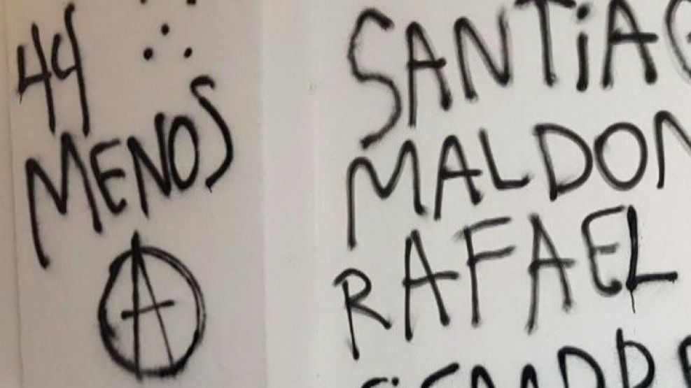 Pintadas anarquistas en el Cabildo.