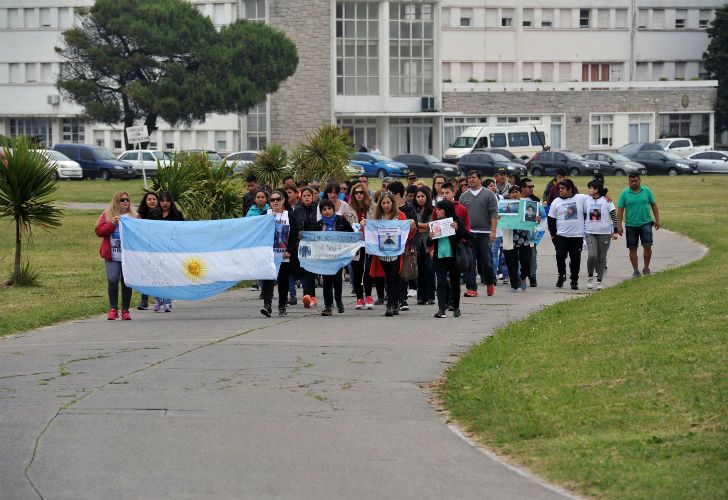 Los familiares de los tripulantes reclamaron respuestas al presidente Macri. 