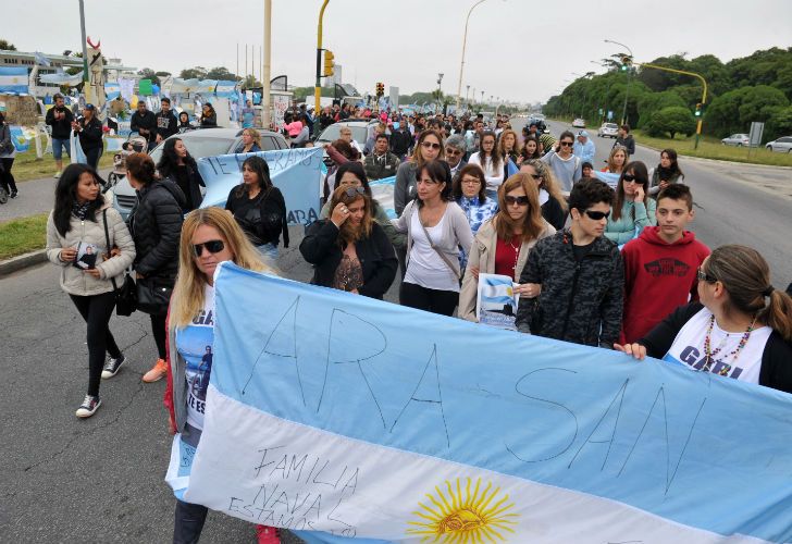 Los familiares de los tripulantes reclamaron respuestas al presidente Macri. 