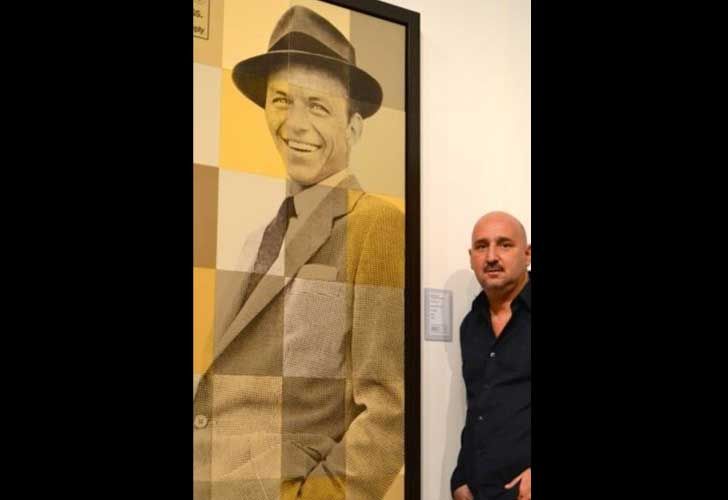 Alejandro Vigilante junto a su obra sobre Frank Sinatra, en su momento adquirida por su hijo Frank Sinatra Jr.