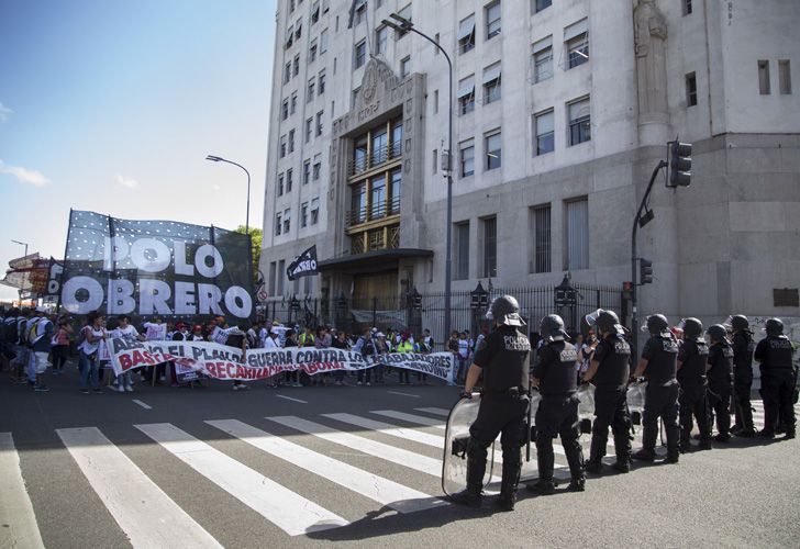 Con carpas y carteles, los manifestantes se apostaron sobre la Avenida 9 de Julio.