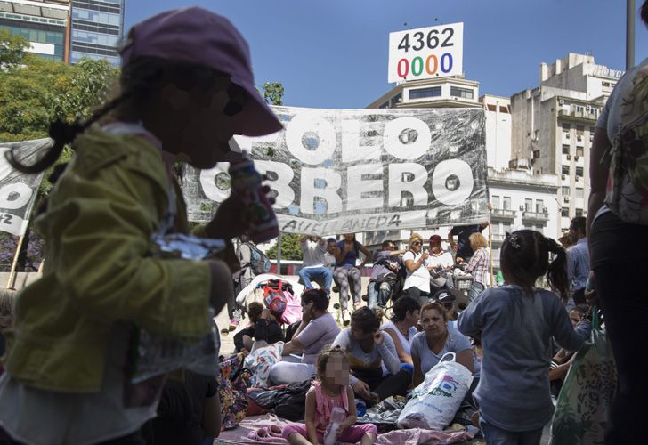 Con carpas y carteles, los manifestantes se apostaron sobre la Avenida 9 de Julio.