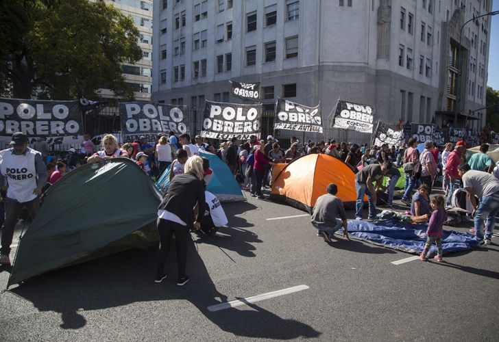 Con carpas y carteles, los manifestantes se apostaron sobre la Avenida 9 de Julio.