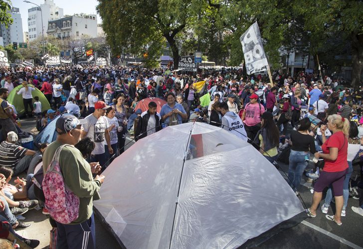 Con carpas y carteles, los manifestantes se apostaron sobre la Avenida 9 de Julio.