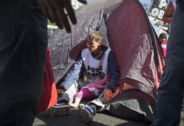 Con carpas y carteles, los manifestantes se apostaron sobre la Avenida 9 de Julio.